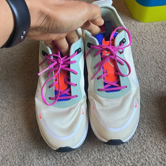 Nike women’s shoes . - Picture 2 of 4